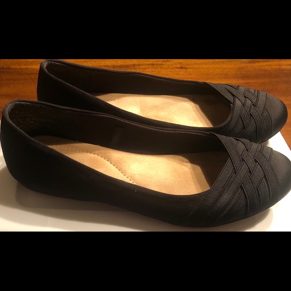 Cliffs by White Mountain - Picture 1 of 2